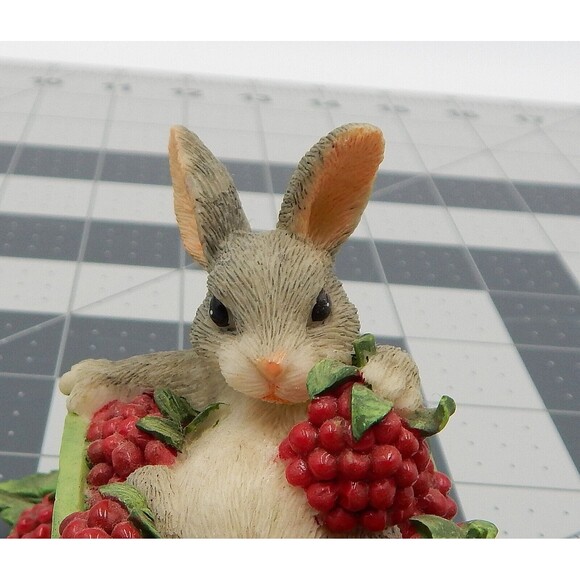 Charming Tails Bunny Figure The Berry Best Rabbit Berries 87/391 Fitz & Floyd - Picture 8 of 9